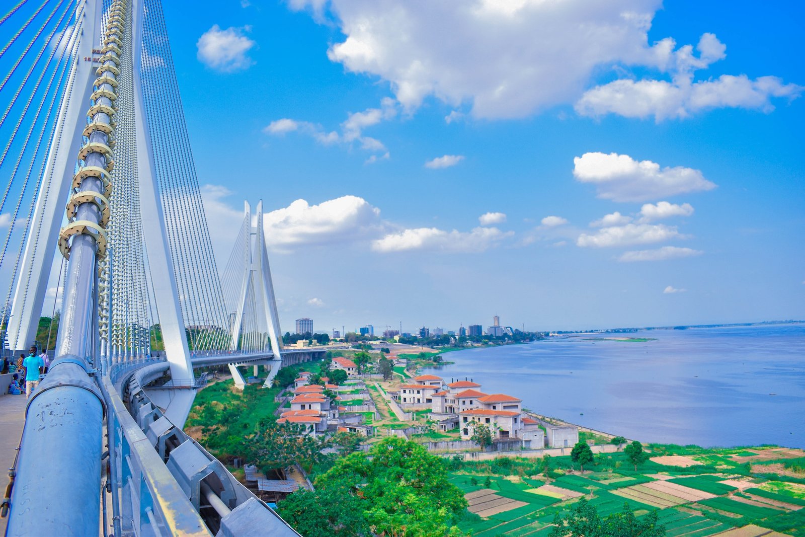 Pont de Brazzaville sur le fleuve Congo — symbole de la vision et de l'ambition d'ARIES Investissements